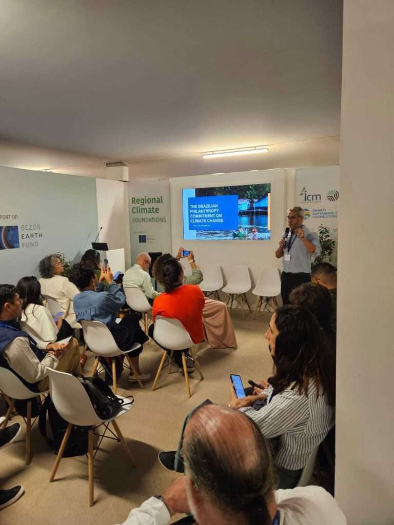 Pessoas acompanhando um debate na COP 28.