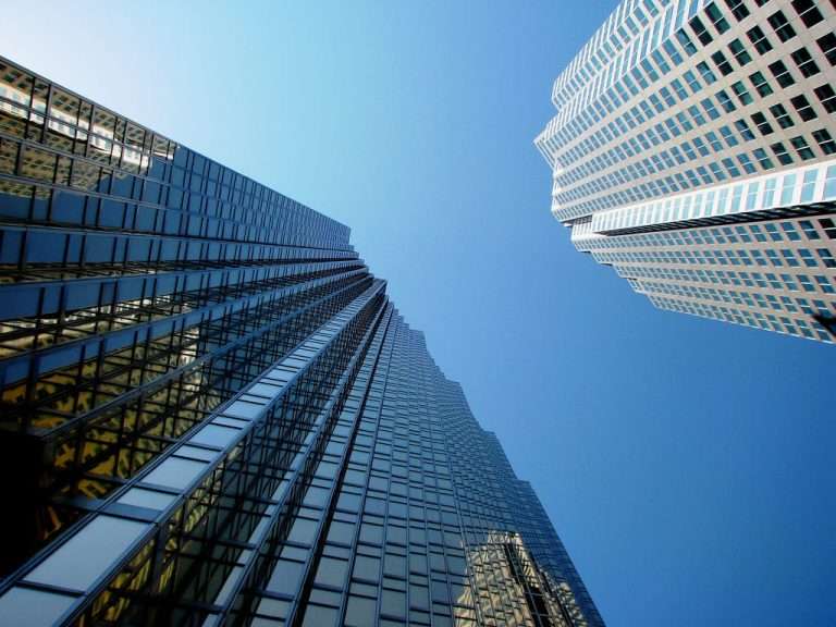 Prédios de empresas usados para ilustrar organizações provadas que usam o blendend finance para se alinharem aos ODS.