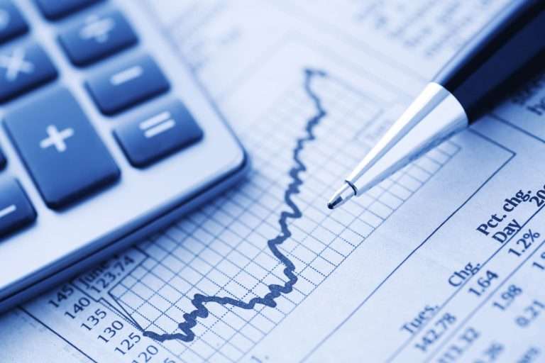 O blended finance oferece uma série de benefícios, tornando-se uma estratégia atraente para diversos setores