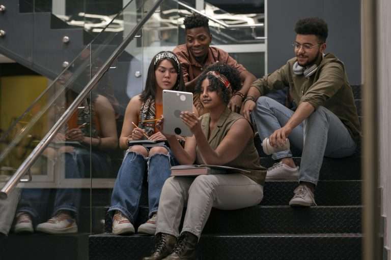 Grupo de pessoas conversando em ambiente informal.