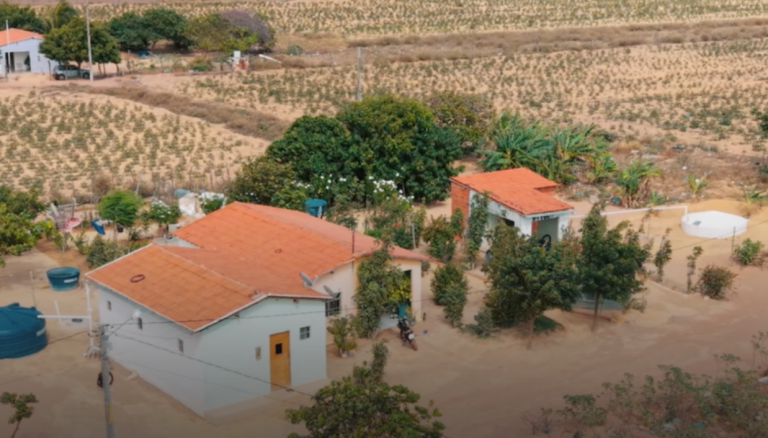 Vista aérea de casas em região rural.