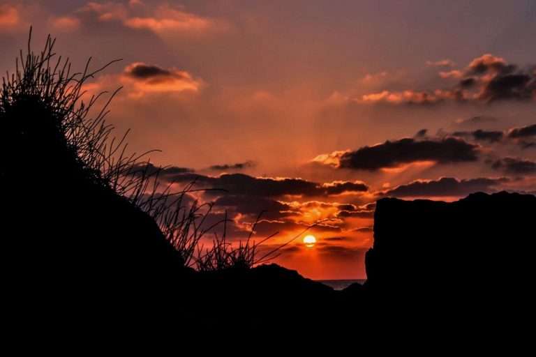 Pôr do sol sobre paisagem natural, representando o desafio do financiamento climático e o papel do blended finance na mobilização de recursos para projetos de mitigação e adaptação às mudanças climáticas.